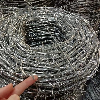 la prigione Barb Wire Fence Hot Dipped di 2.8mm~1.8mm ha galvanizzato l'anti ossidazione del filo spinato