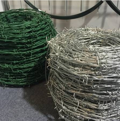 15mm-30mm ha galvanizzato il rotolo pungente del recinto di filo metallico del rasoio 5-50kg